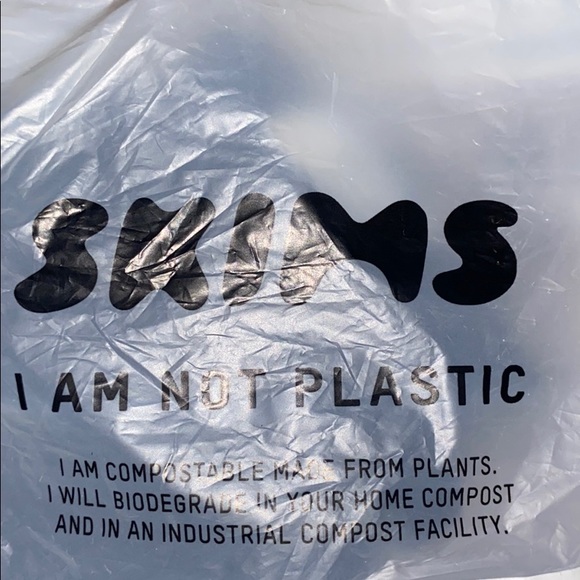 SKIMS seamless face mask color onyx (black) - Picture 3 of 6